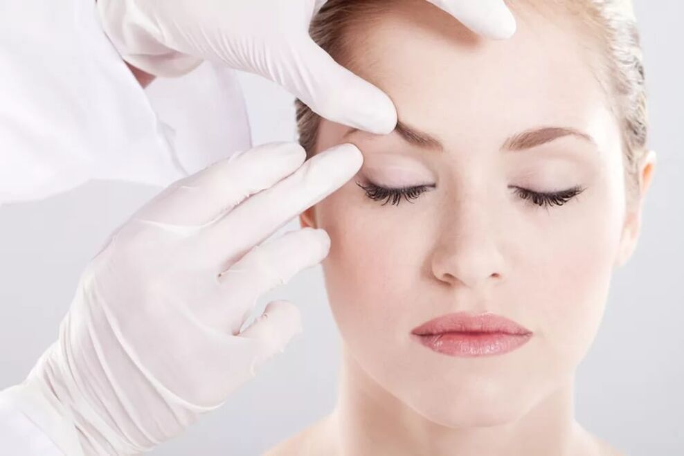 Cosmetics studying the skin around the eyes